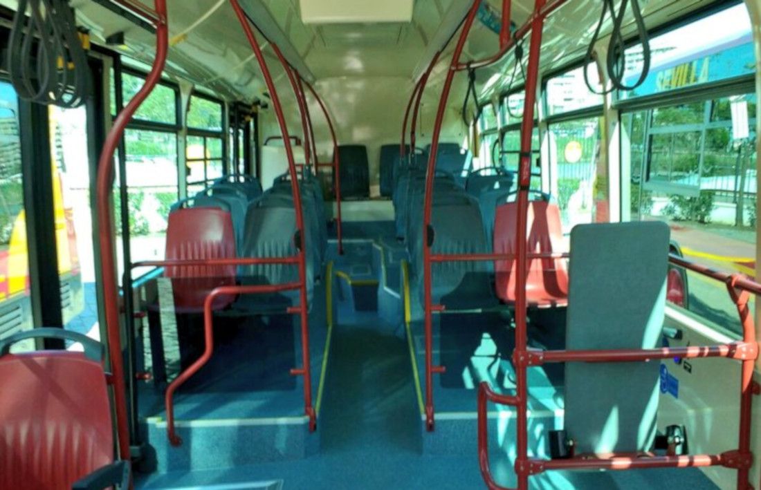 El interior de un autobús Tussam.