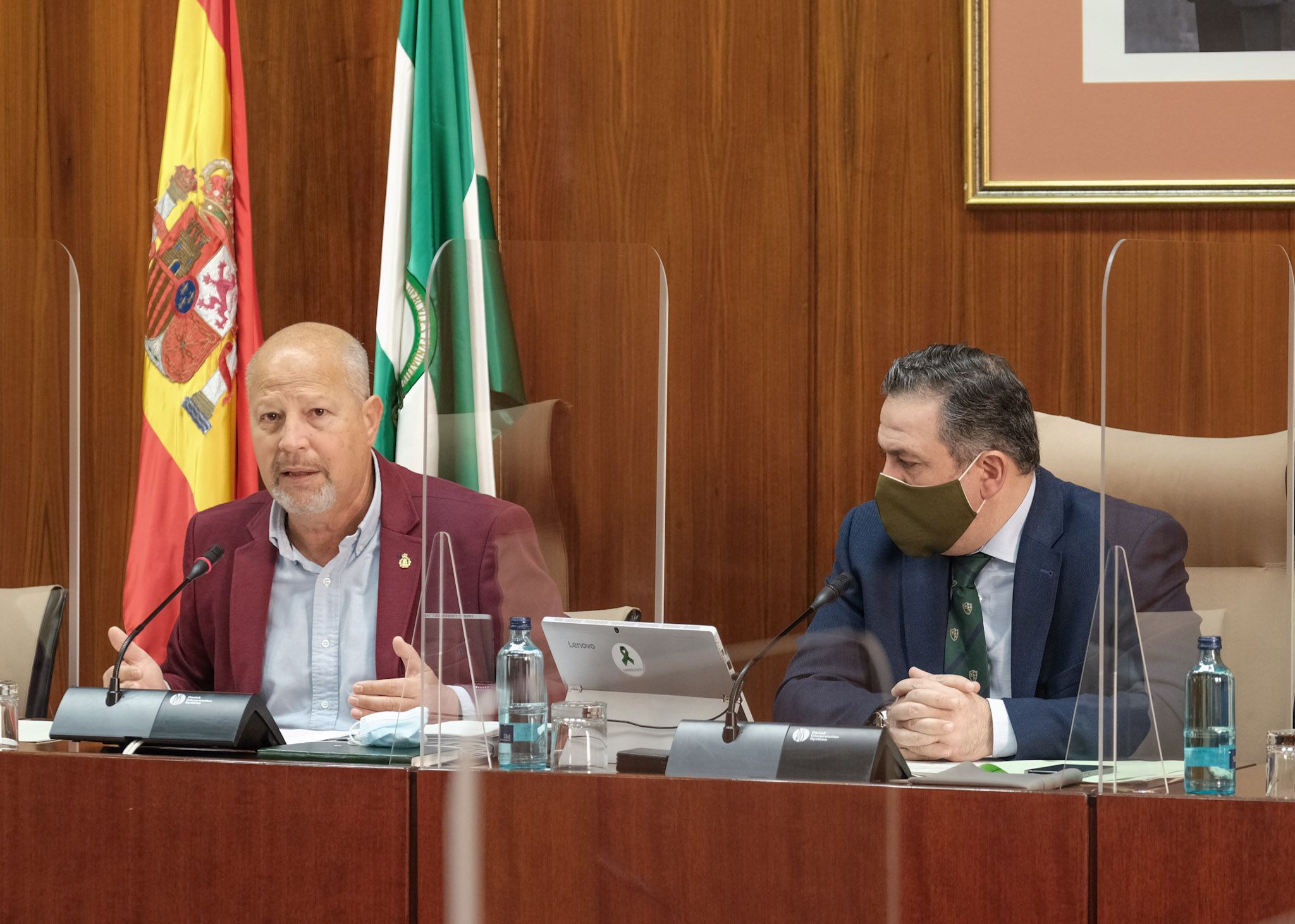 El consejero de Educación y Deporte, Javier Imbroda, junto al presidente de la Comisión, Francisco José Palacios, este miércoles en el Parlamento. PARLAMENTO DE ANDALUCÍA