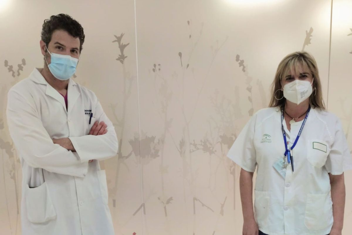 Los investigadores Miguel Efrén Jiménez y Nuria Maira en el hospital de Puerto Real.