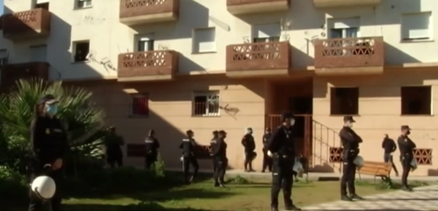 Urbanización de La Línea de la que quieren desahuciar a una veintena de familias. Imagen: Canal Sur