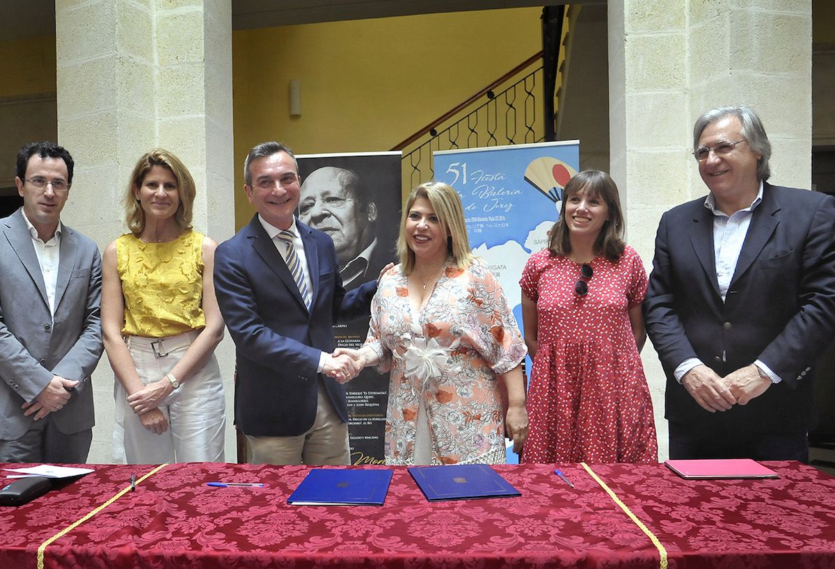 La alcaldesa Mamen Sánchez, el rector de la UCA, Eduardo González Mazo, y miembros del gobierno local tras la firma del protocolo. 