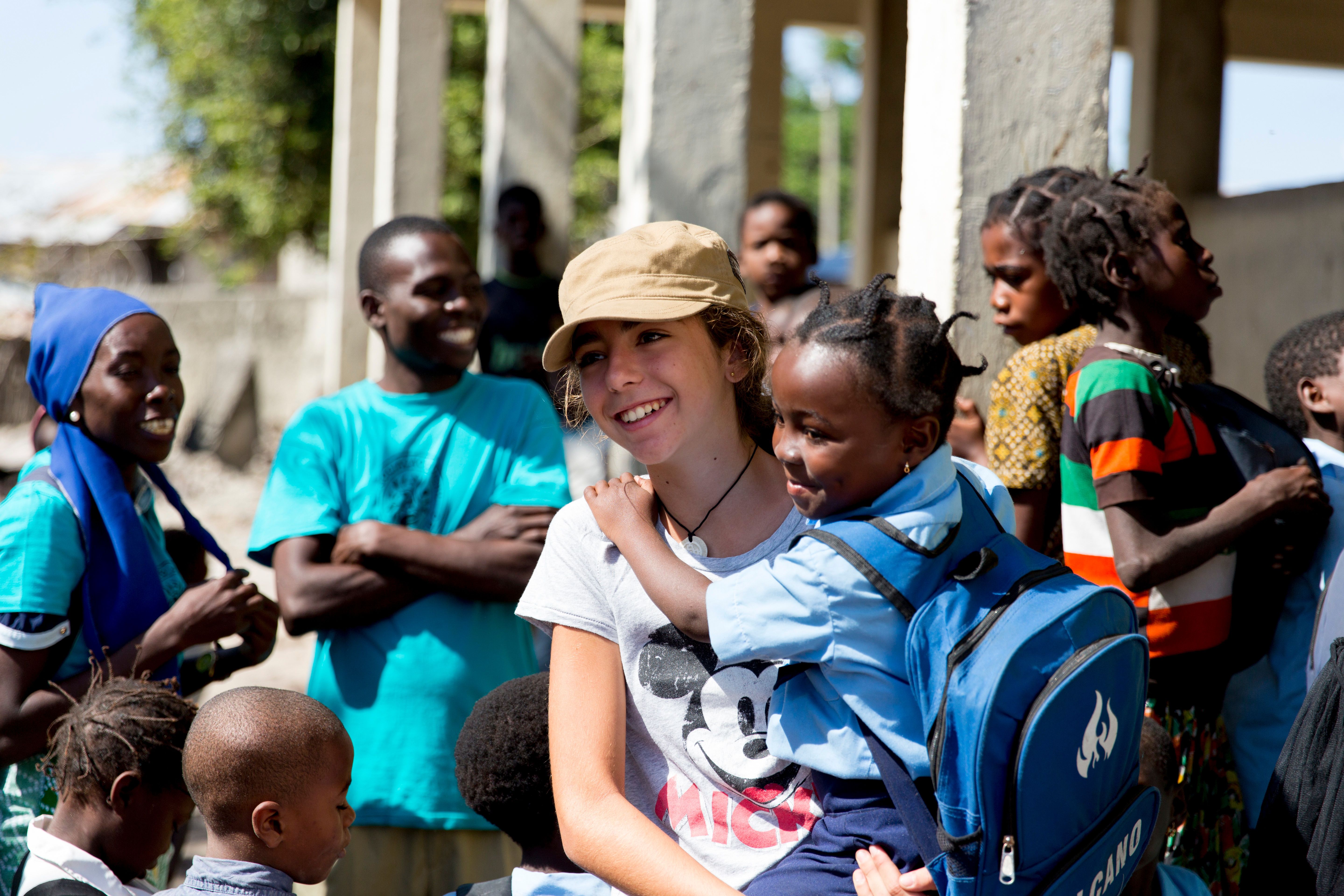 Marta con alumnos del colegio africano.