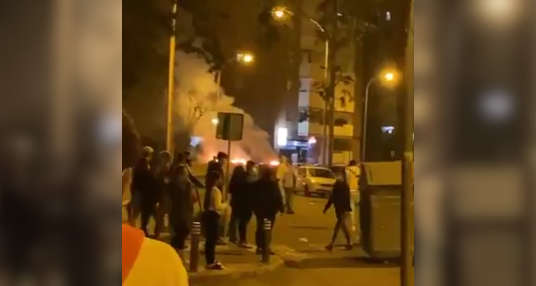 Un momento de los disturbios en Sevilla.   REDES SOCIALES