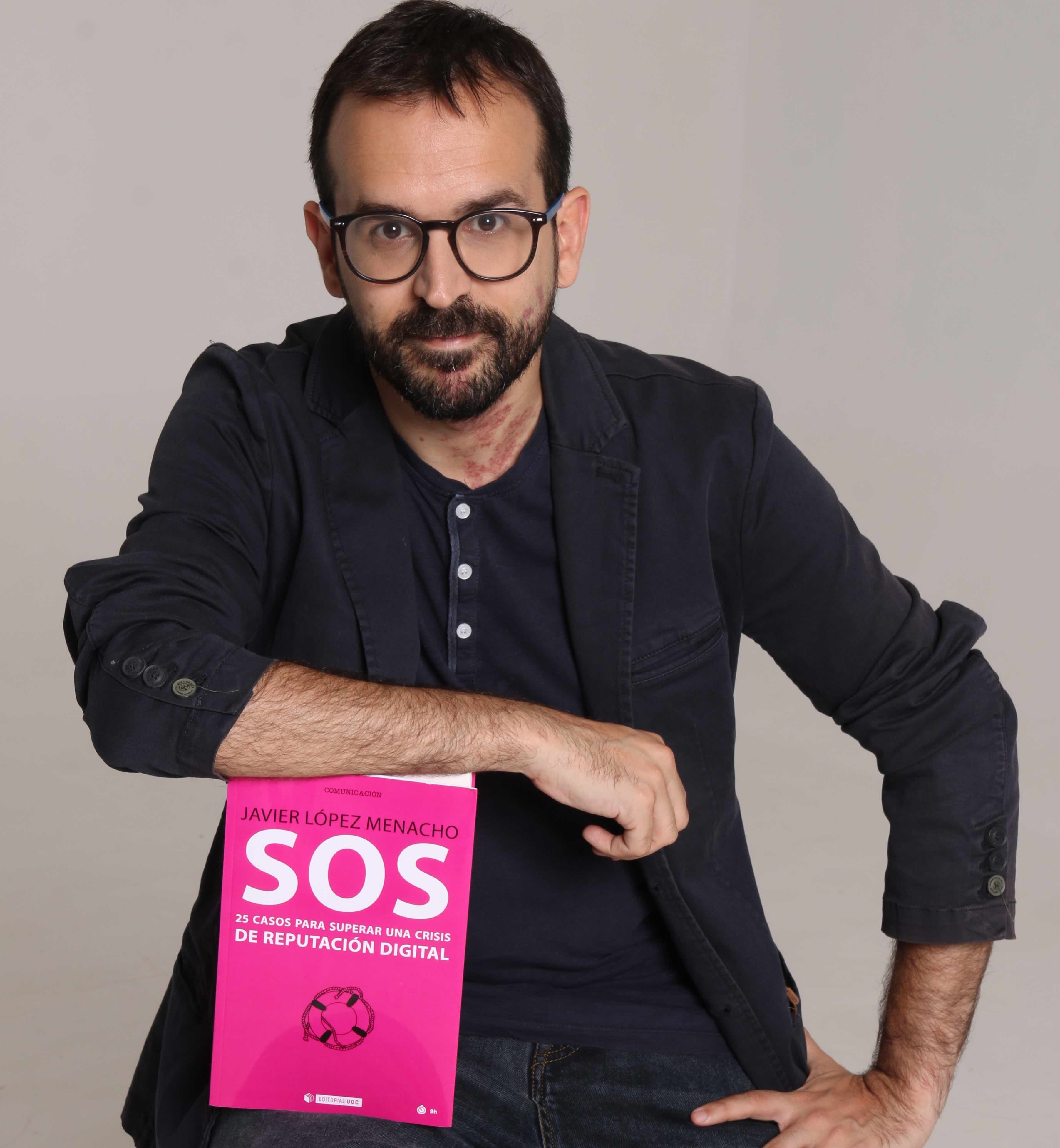 Javier López Menacho posa con su nuevo libro, en una imagen promocional.