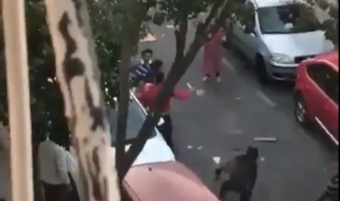 El momento en que la persona recibe la puñalada. El momento en que la persona recibe la puñalada.