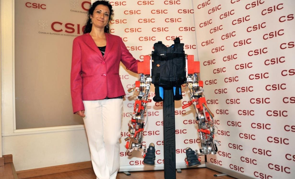 Elena García Armada, junto al exoesqueleto que diseñó. FOTO: CSIC