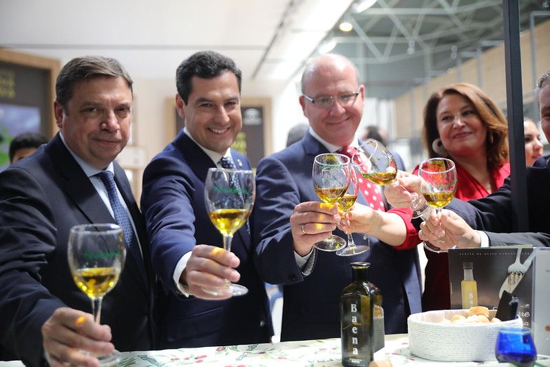 El presidente andaluz Juan Manuel Moreno y el ministro de Agricultura, Luis Planas (izda. en la imagen), brindan con aceite de oliva en Expoliva 2019.