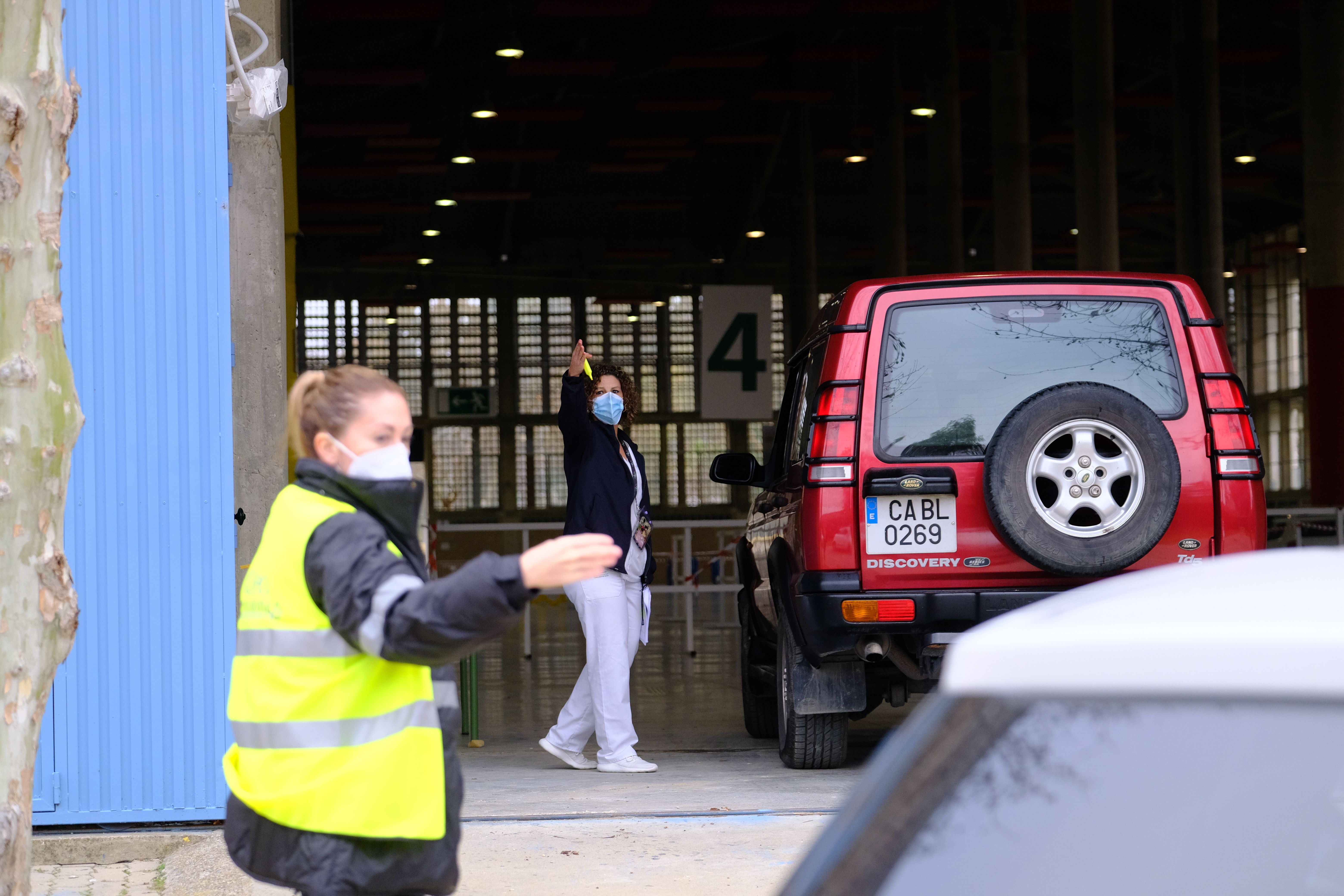 Horarios y sitios para vacunación sin cita en Cádiz, Chiclana, Jerez, Algeciras y otros municipios gaditanos. La organización de la vacuna en el exterior de Ifeca, dando paso a los vehículo, en una imagen de archivo.