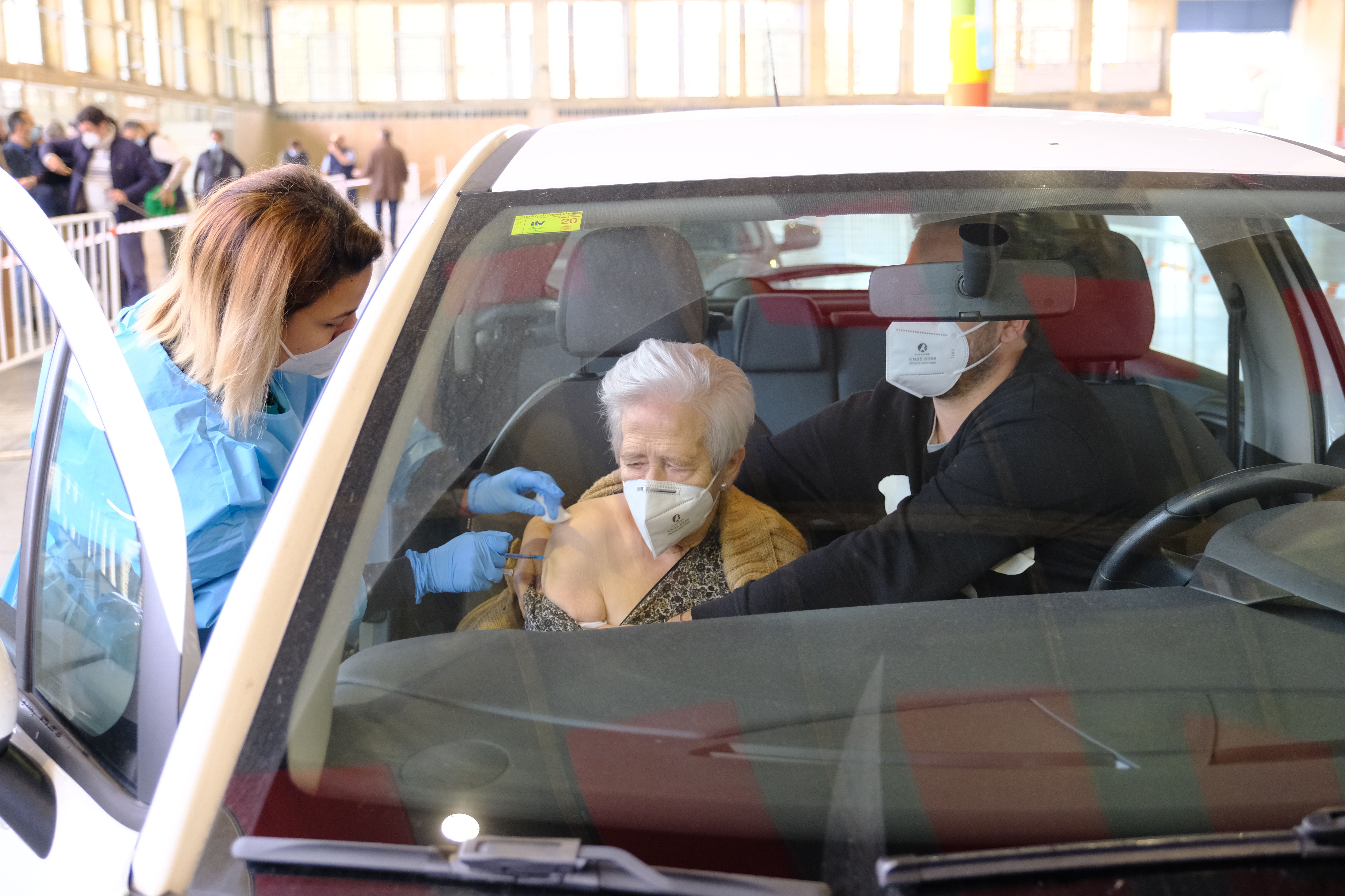 Una mujer recibe la vacuna en Ifeca.