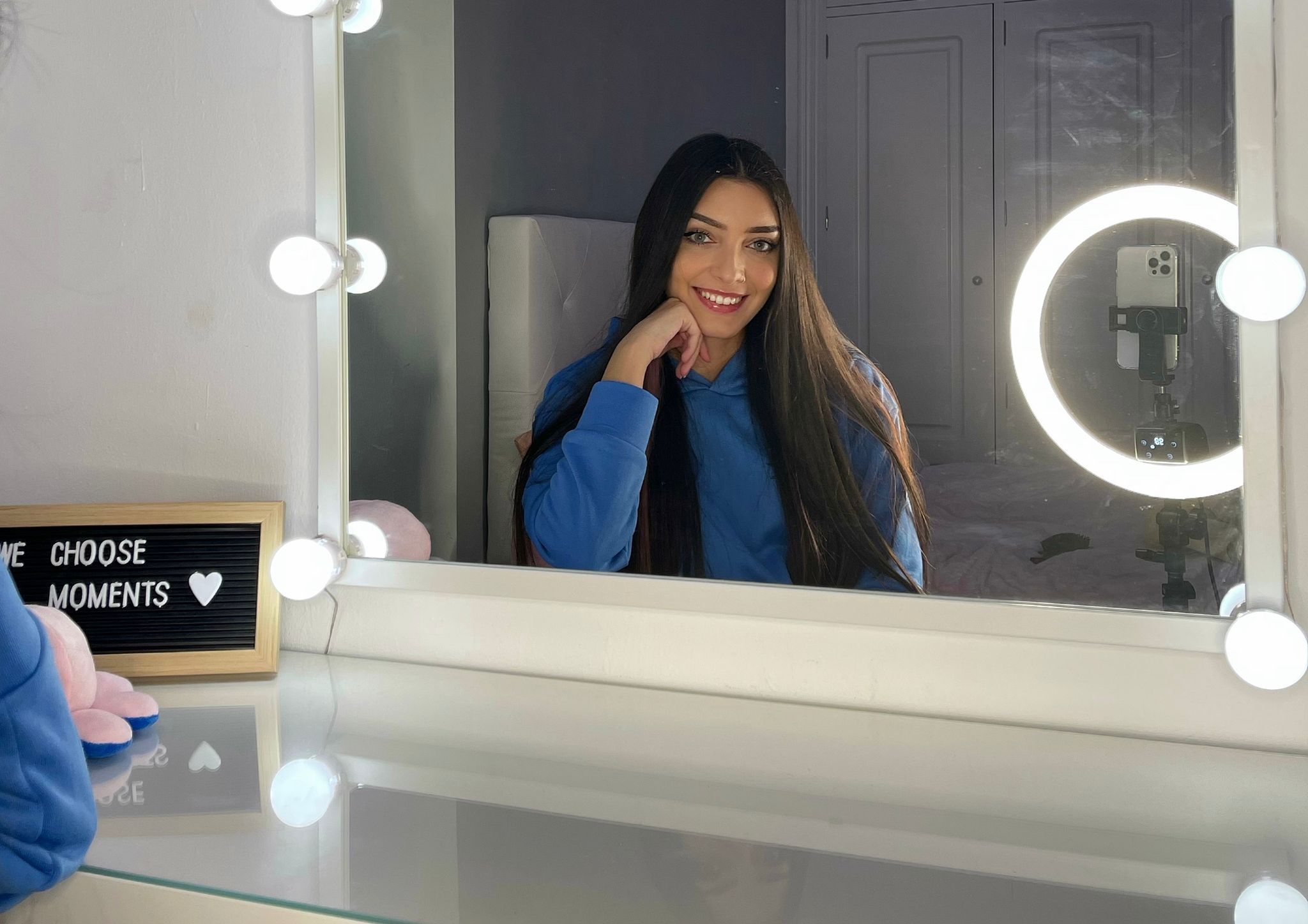 Samara Cadenas, ante el espejo, junto con su gran arma de comunicación masiva, su teléfono móvil. CEDIDA