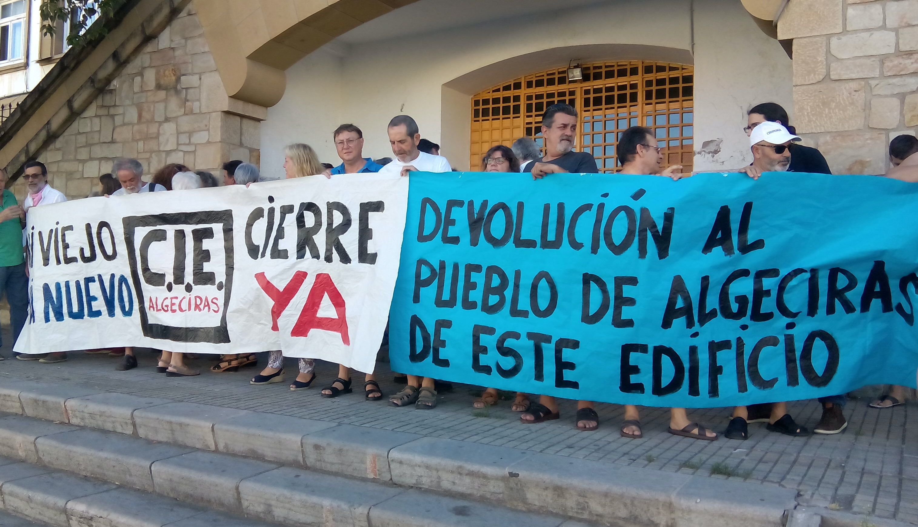 Una protesta de la coordinadira CIE No, frente al CIE de Algeciras, en una imagen de archivo.