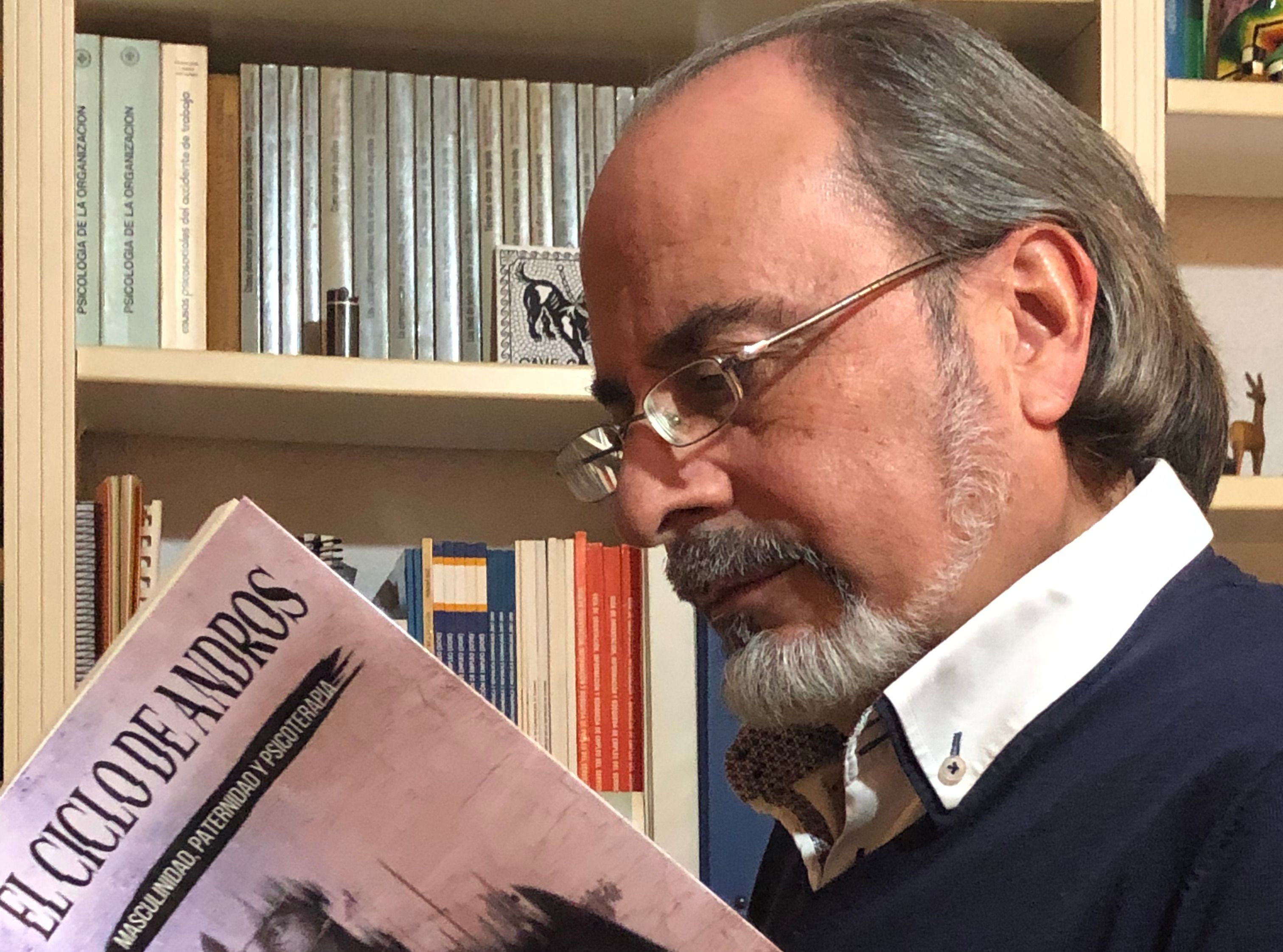 Juan Miguel de Pablo con su libro 'El ciclo de Andros: masculinidad, paternidad y psicoterapia'.   CEDIDA