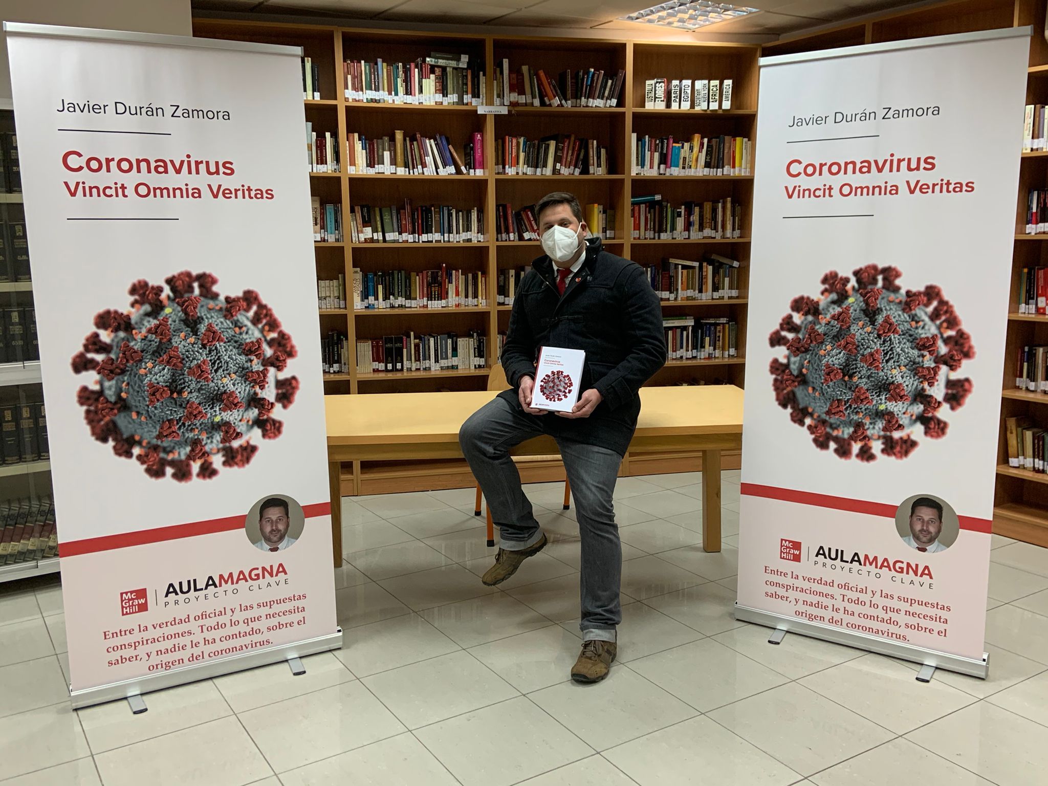 Javier Durán Zamora posa con su libro.