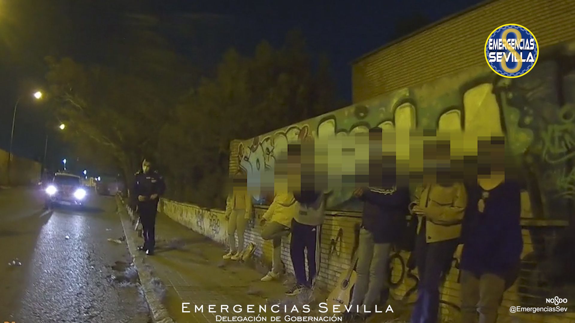 Los jóvenes, durante la intervención policial. FOTO: Emergencias Sevilla