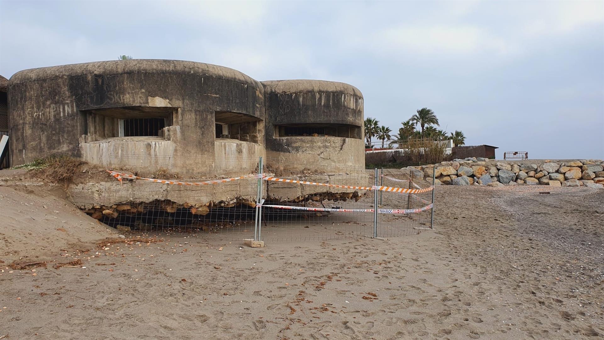Dos estructuras en la playa que ha perdido la arena.