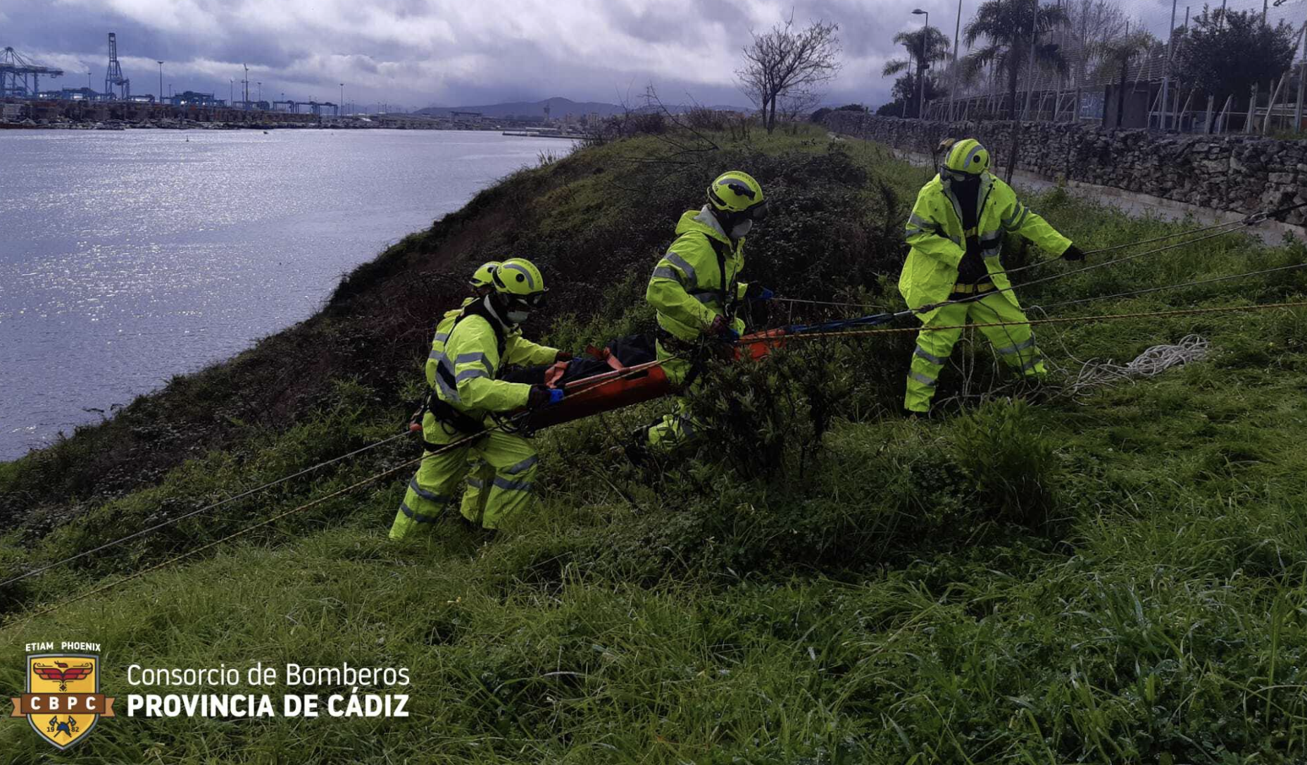 Bomberos emplean casi dos horas en rescatar el cuerpo de Yolanda Méndez en una zona de rocas con diez metros de desnivel.