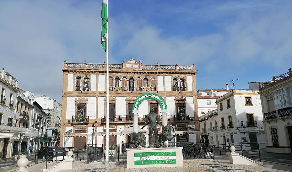 El monumento al escudo de Andalucía y la bandera, frente al Círculo de Artistas de Ronda, donde se celebró la Asamblea de 1918 y nació la Andalucía autonómica.
