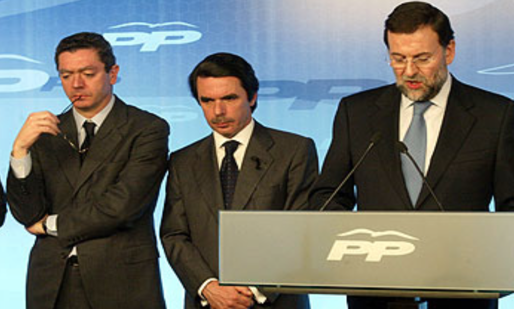 Alberto Ruiz Gallardón, José María Aznar y Mariano Rajoy, tras la derrota del PP en las elecciones de 2004.