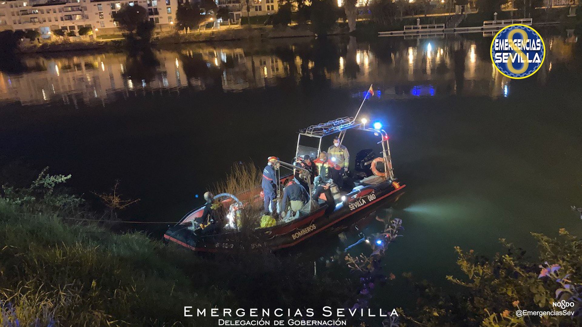 El operativo trata de localizar, anoche, a una persona que habría caído al agua en el río Guadalquivir.