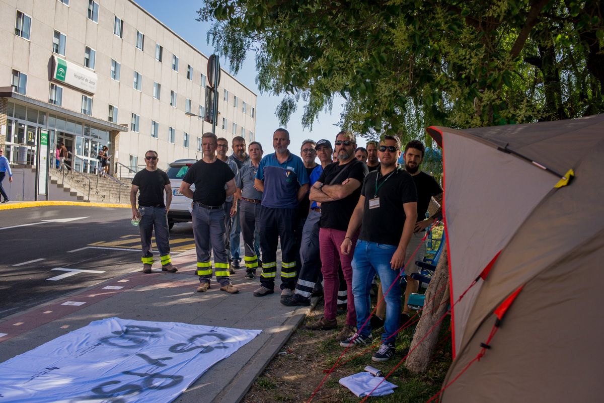 Trabajadores de mantenimiento, en el campamento instalado frente al Hospital de Jerez. FOTO: MANU GARCÍA