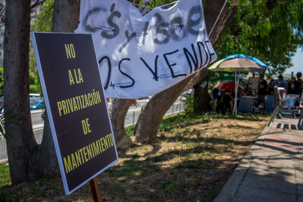 Una pancarta de una protesta del personal de mantenimiento del Hospital de Jerez, en una imagen de archivo. FOTO: MANU GARCÍA