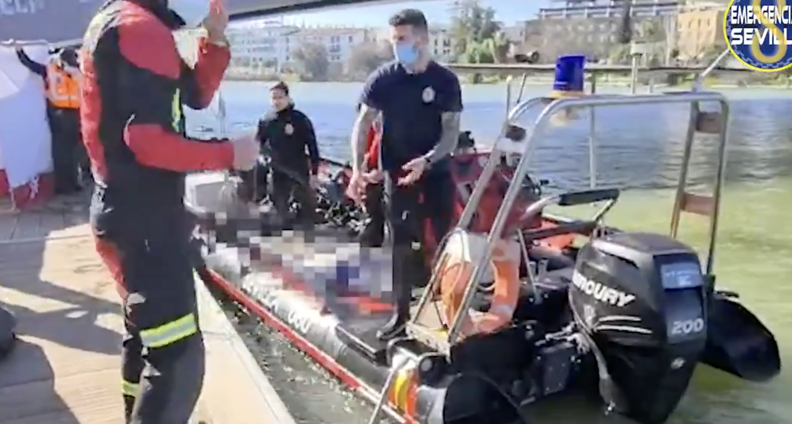 Rescatan el cuerpo sin vida del hombre que cayó al Guadalquivir desde el 'puente del Cachorro'.