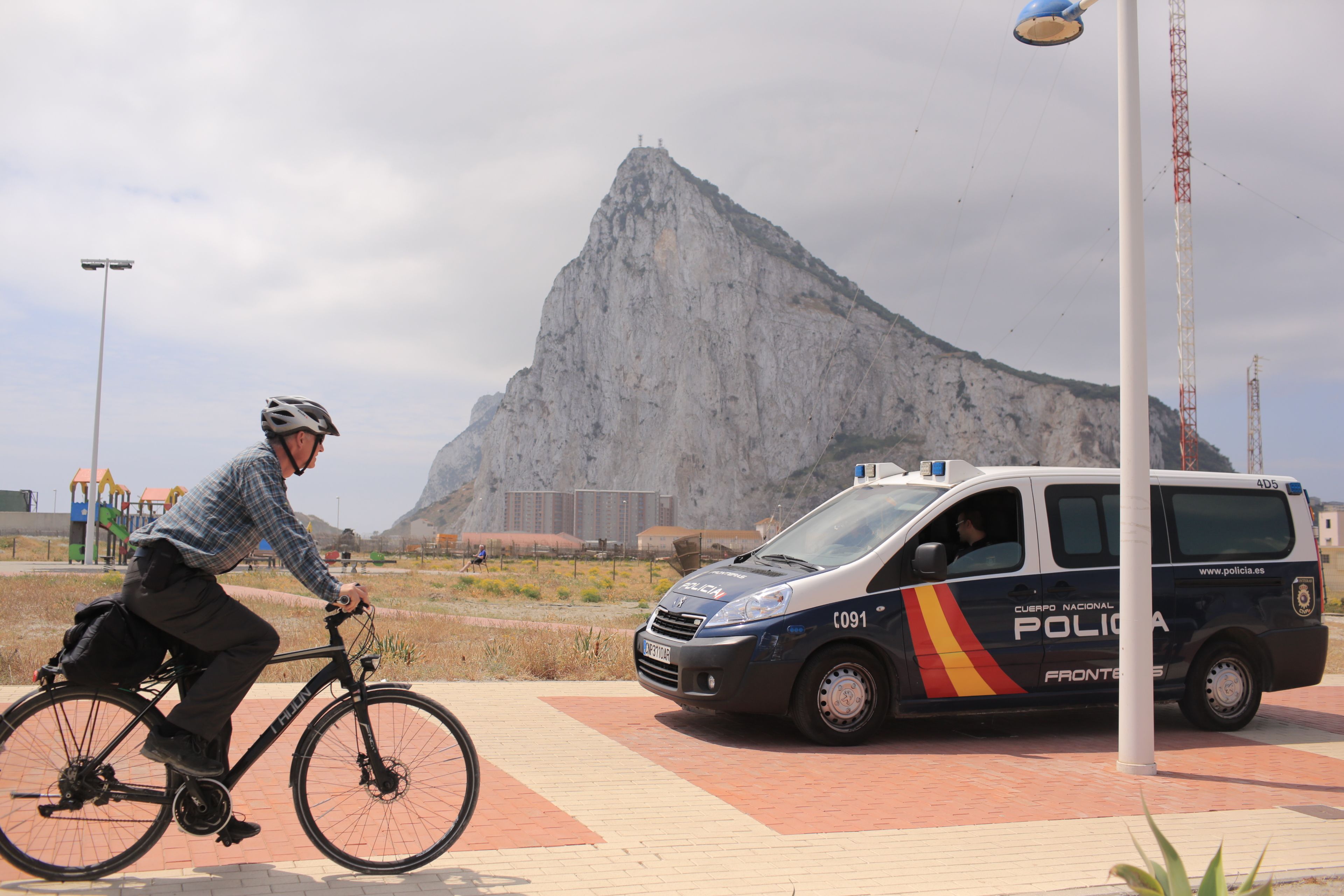 Un furgón de la Policía con el peñón de Gibraltar de fondo. 