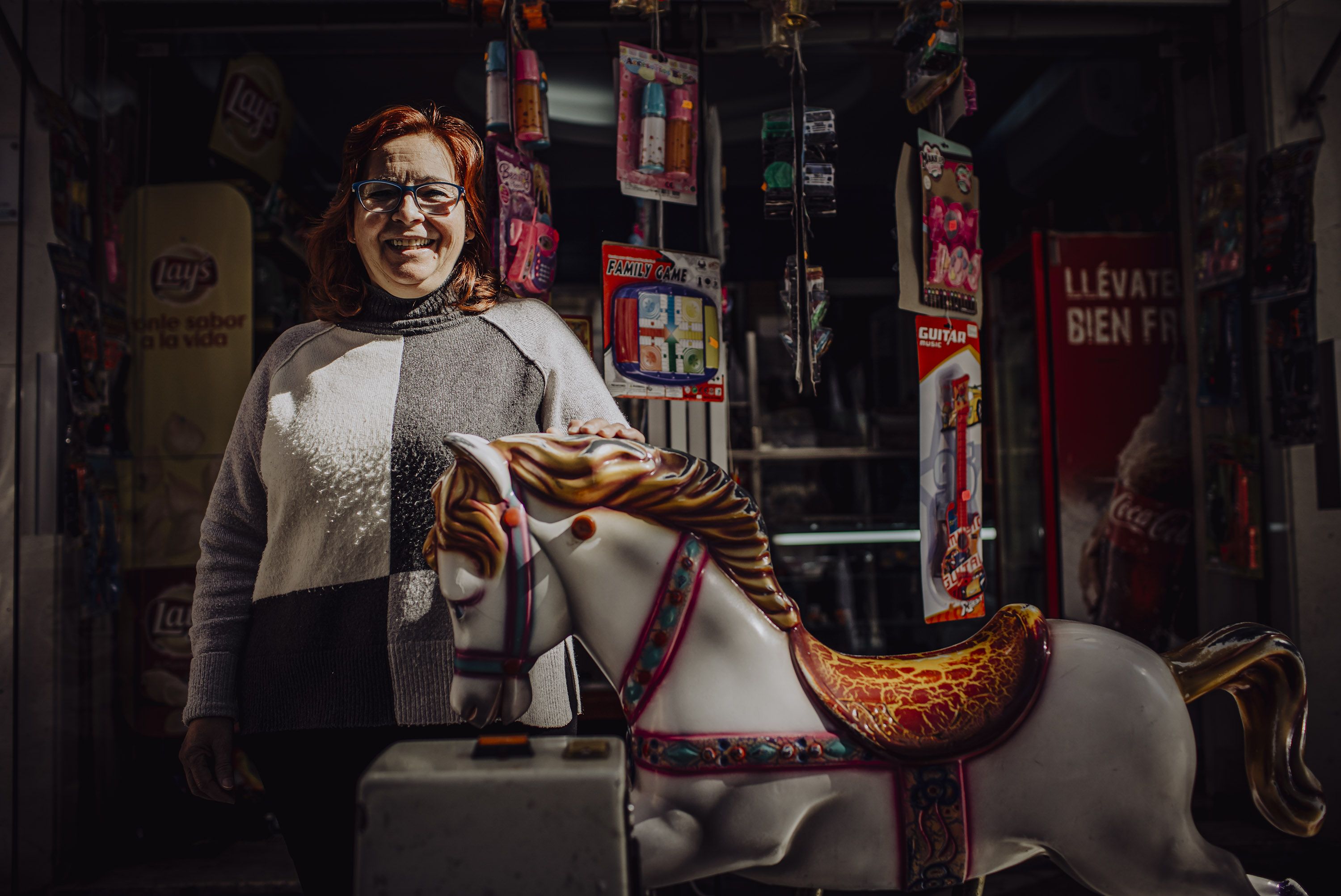 Paqui López Candón, frente a su kiosko de Plateros.