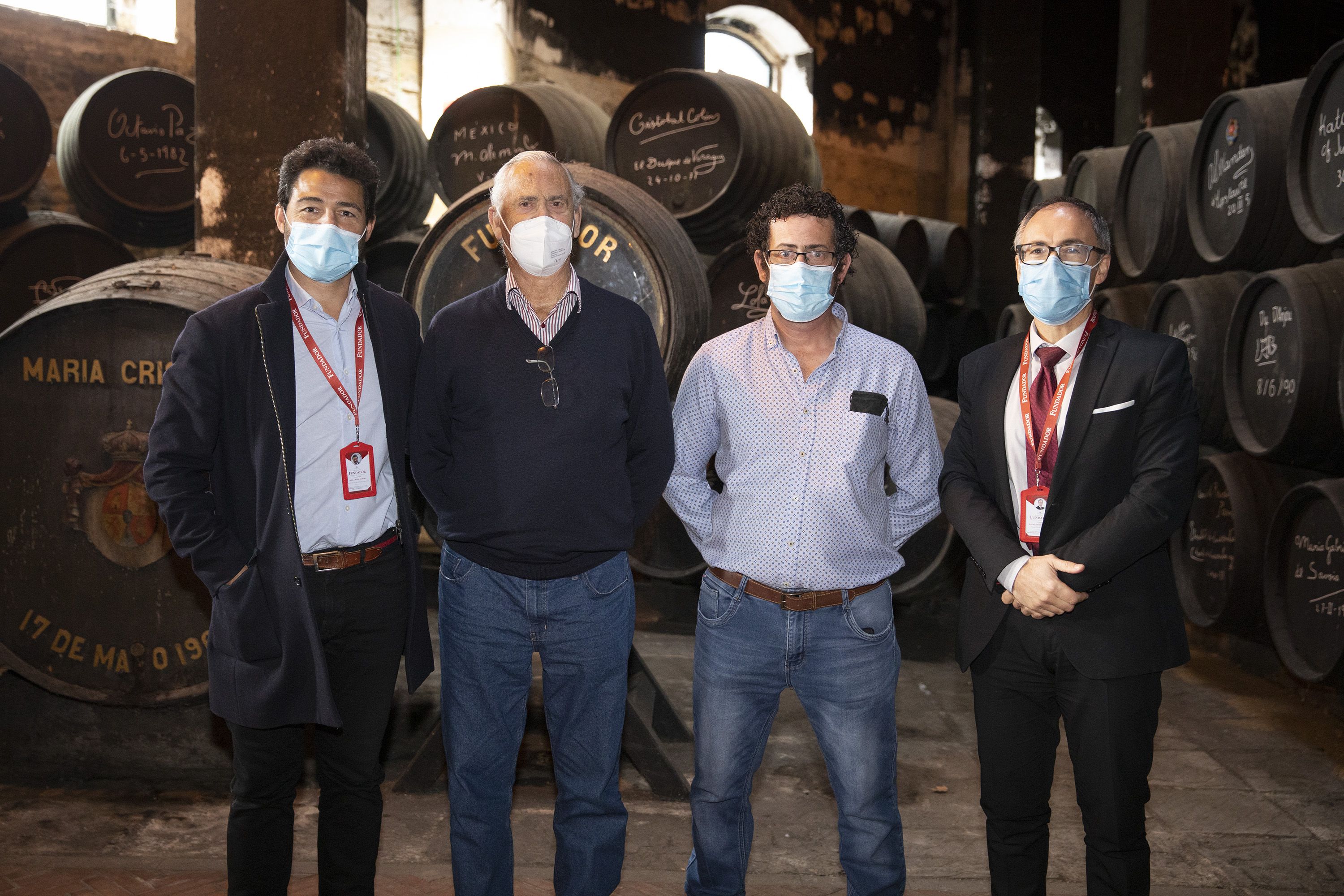 Los Tarrío nieto y bisnieto del primer trabajador de la familia en Fundador, con Rafael Rendón y Juan Antonio Rivas.