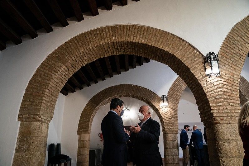 Moreno conversa con Aguirre, este pasado martes en Ronda, donde se celebró el Consejo de Gobierno. JUNTA DE ANDALUCÍA