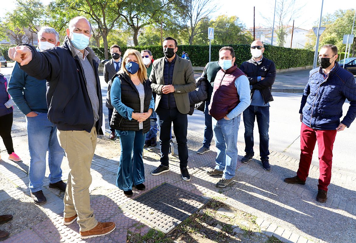 Principio del fin de los problemas de inundaciones en Chapín Norte. En la imagen, la alcaldesa presenta las obras de mejora de evacuación de aguas pluviales a los vecinos.