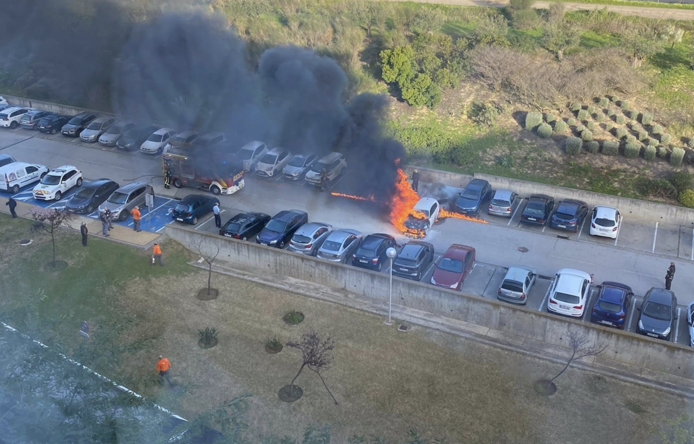Incendio en el aparcamiento del hospital de Bormujos. BOMBEROS DEL ALJARAFE