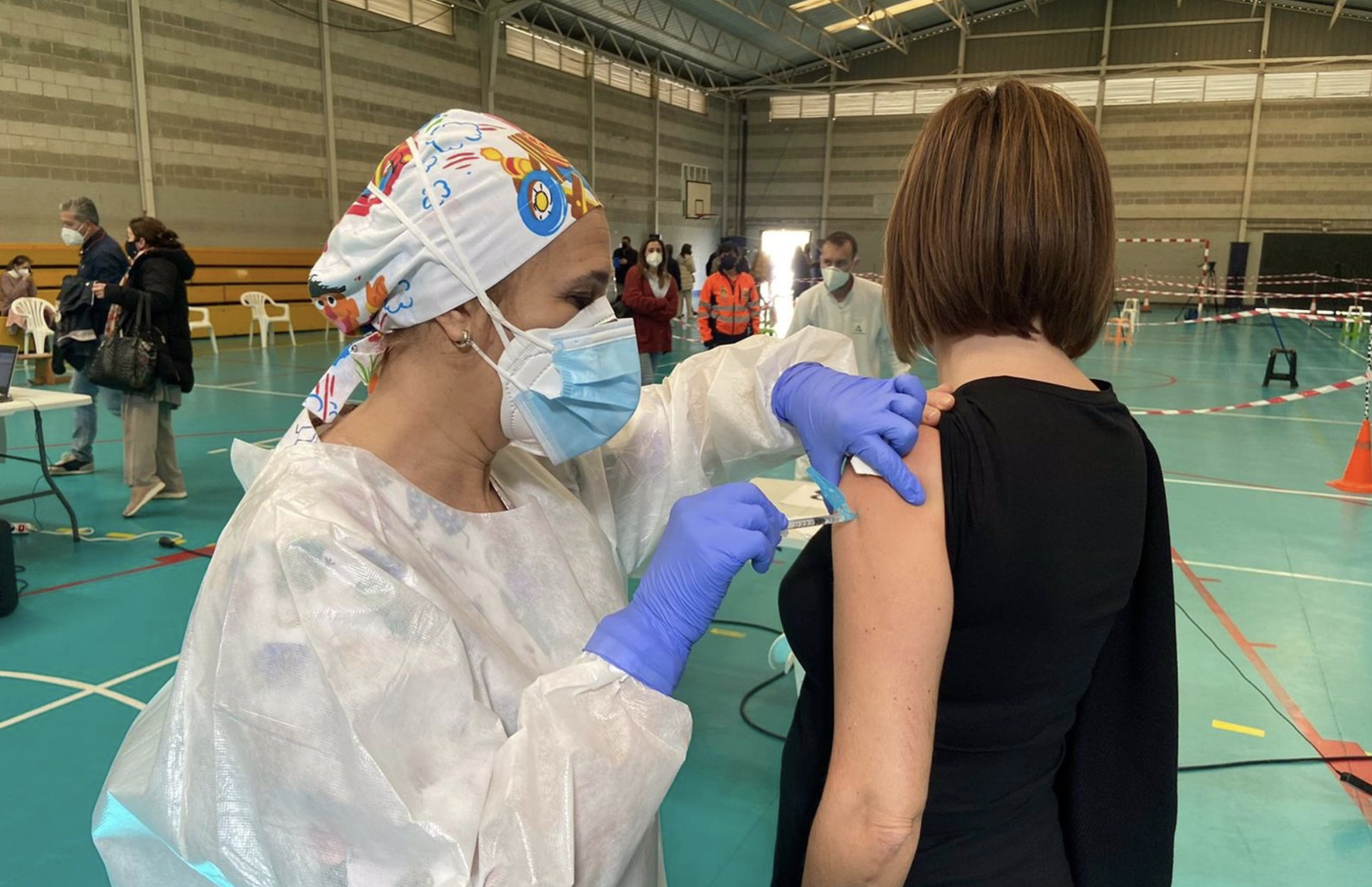 Una docente, en plena vacunación contra el covid este miércoles en la provincia de Cádiz.