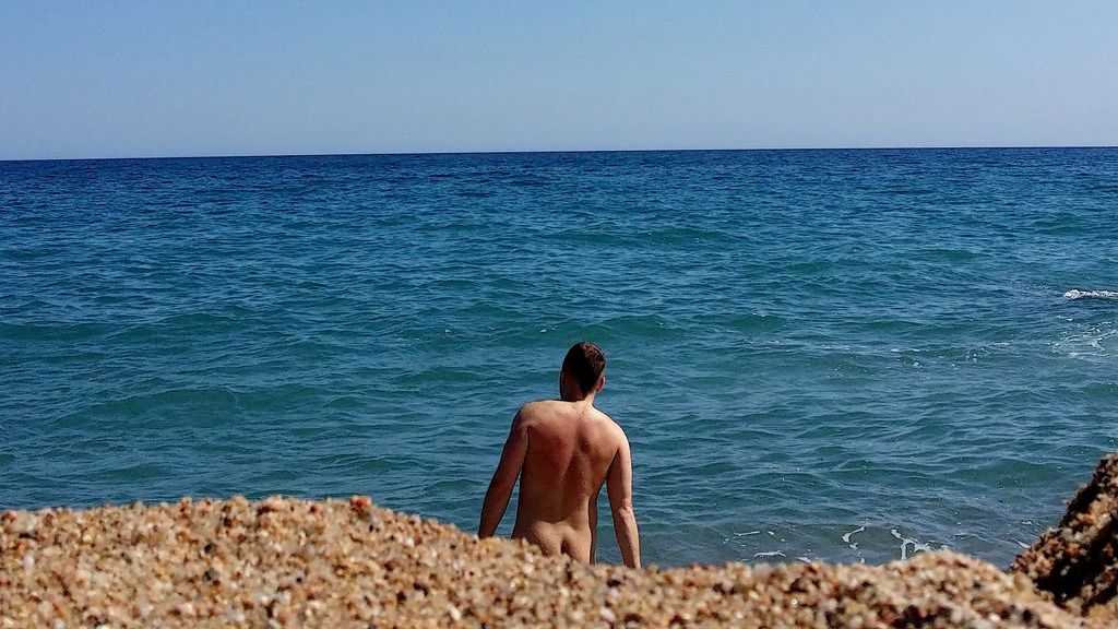 Un bañista en una playa nudista de la provincia de Cádiz.