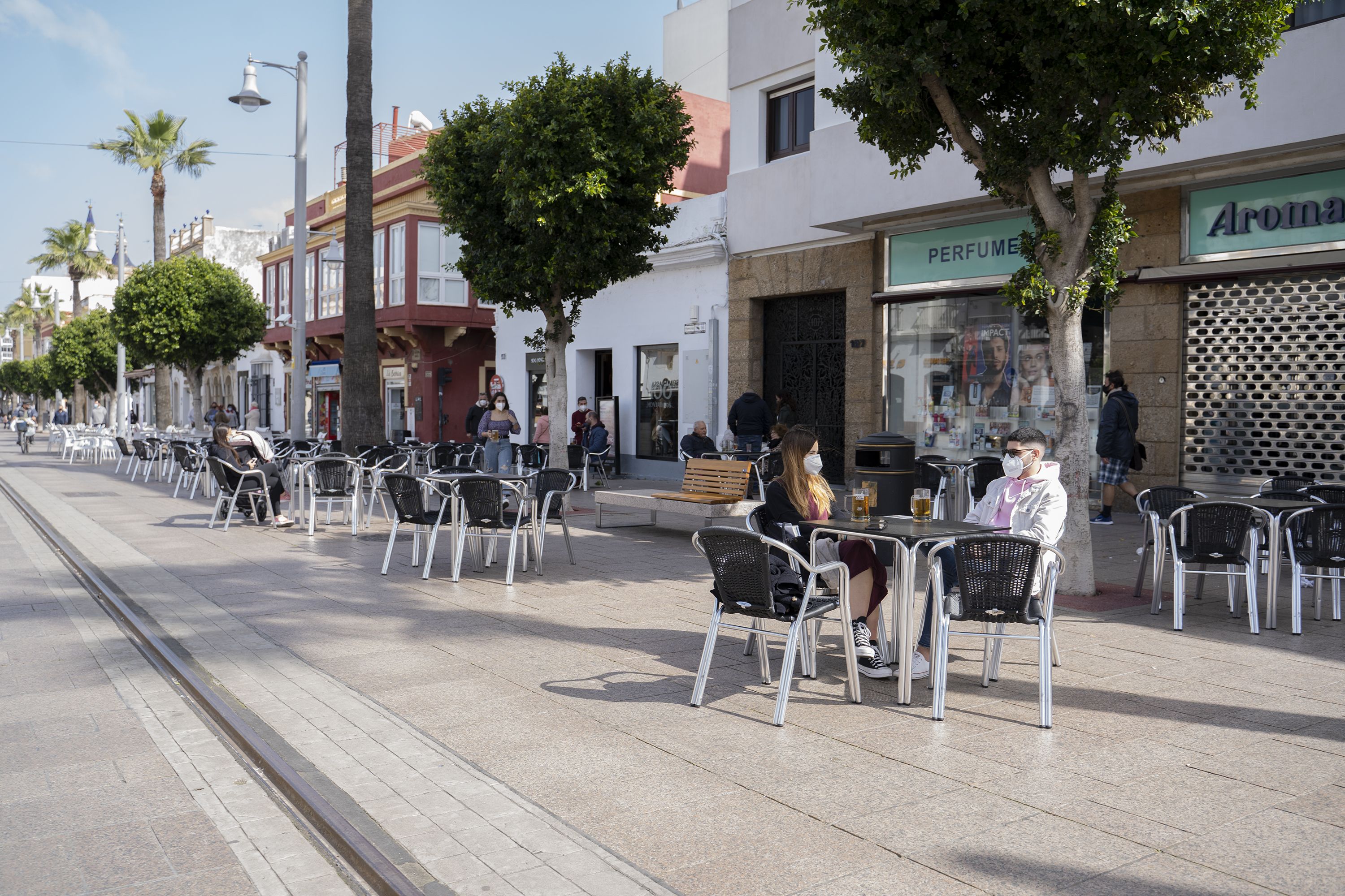 Los bares y comercios podrán abrir hasta las 21:30 horas solo en cinco municipios de Cádiz.