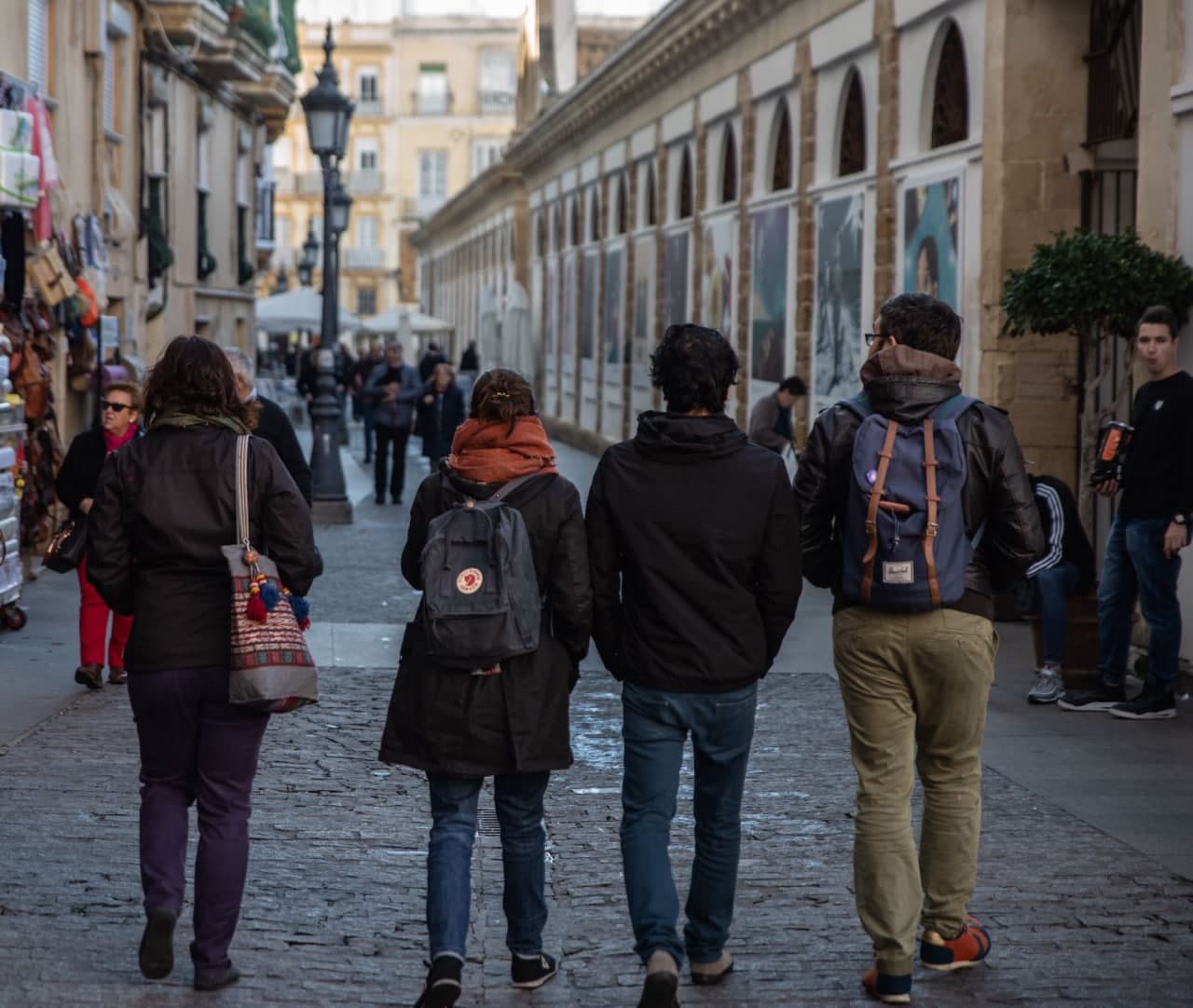 Varias personas pasean por las calles de Cádiz, antes de la pandemia.