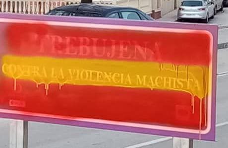 Cartel contar la violencia machista de Trebujena, pintado con los colores de la bandera de España.