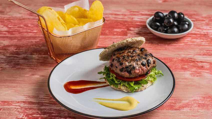 Hamburguesa con aceitunas negras. 
