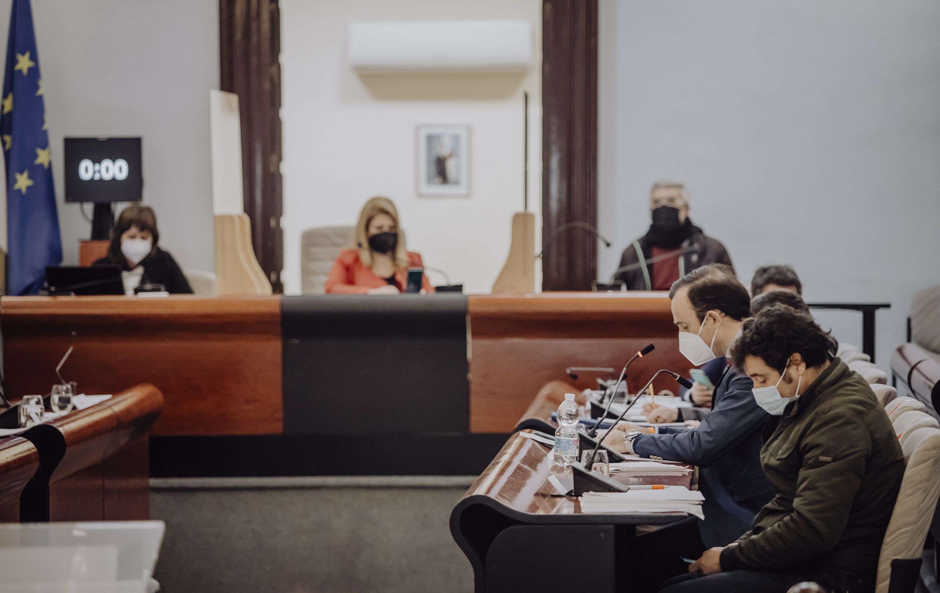 La alcaldesa Mamen Sánchez, al fondo, con concejales de Cs, durante un pleno.