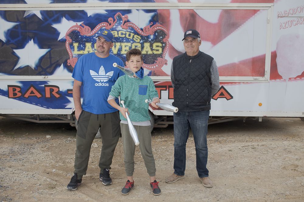 Circos en pandemia. Tres generaciones de Tonelli ante una caravana del Circus Las Vegas, varado por la pandemia hasta hace poco en San Fernando.
