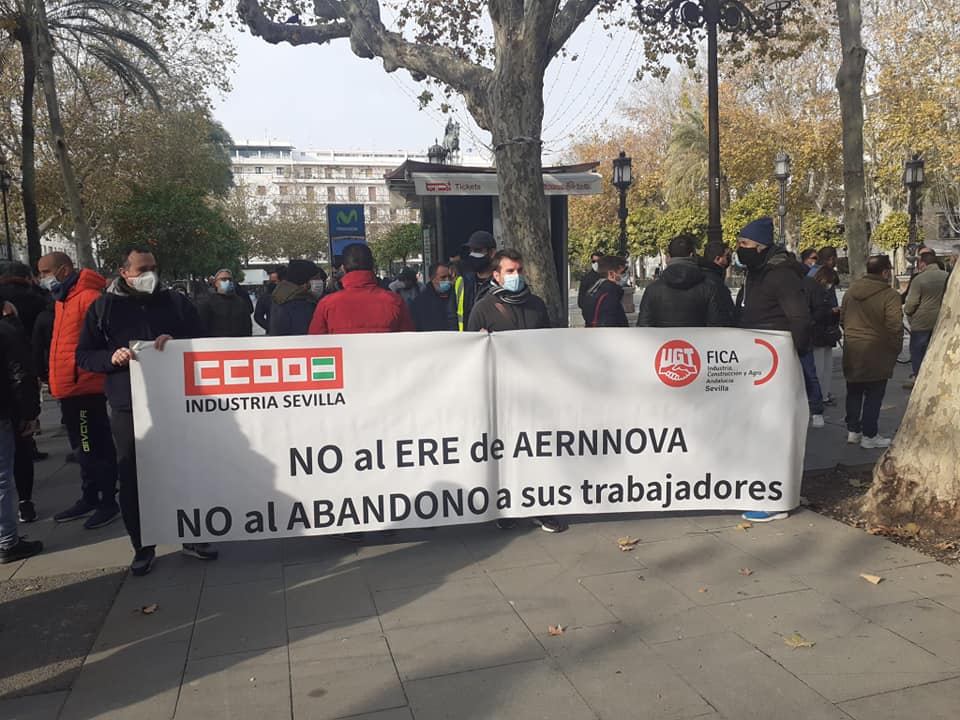 Una concentración en apoyo a la plantilla de Aernnova en Sevilla.