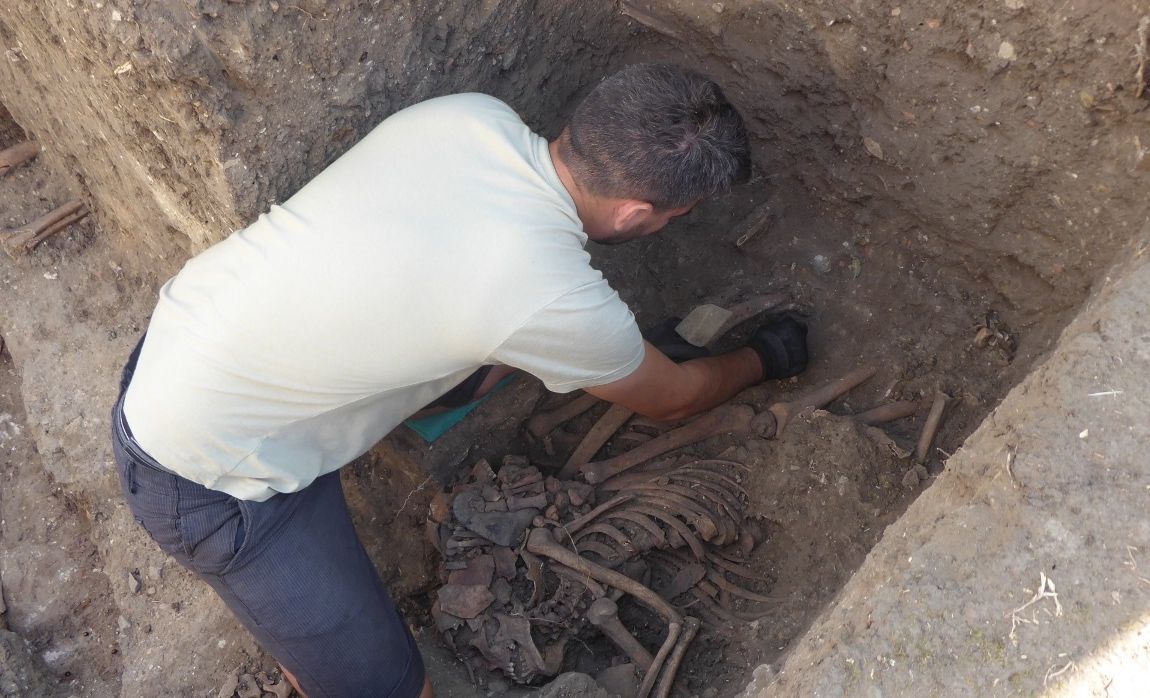 Un técnico en la fosa de Jimena, durante una exhumación de represaliados por el franquismo.