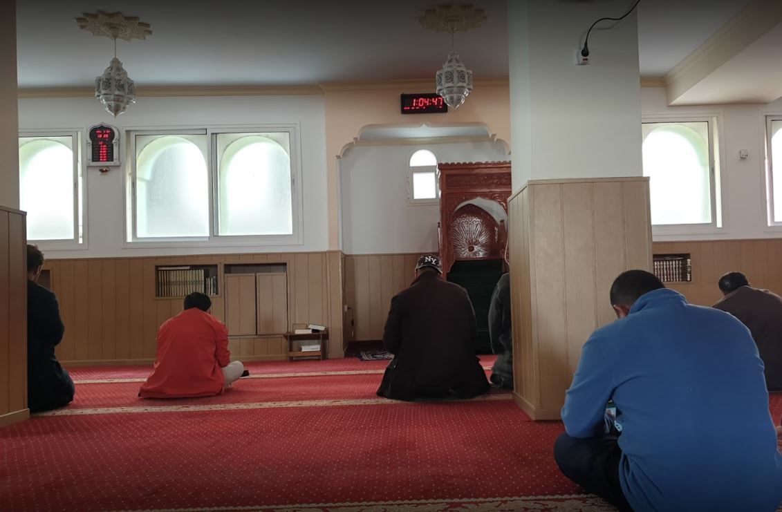 Musulmanes rezando en la mezquita
