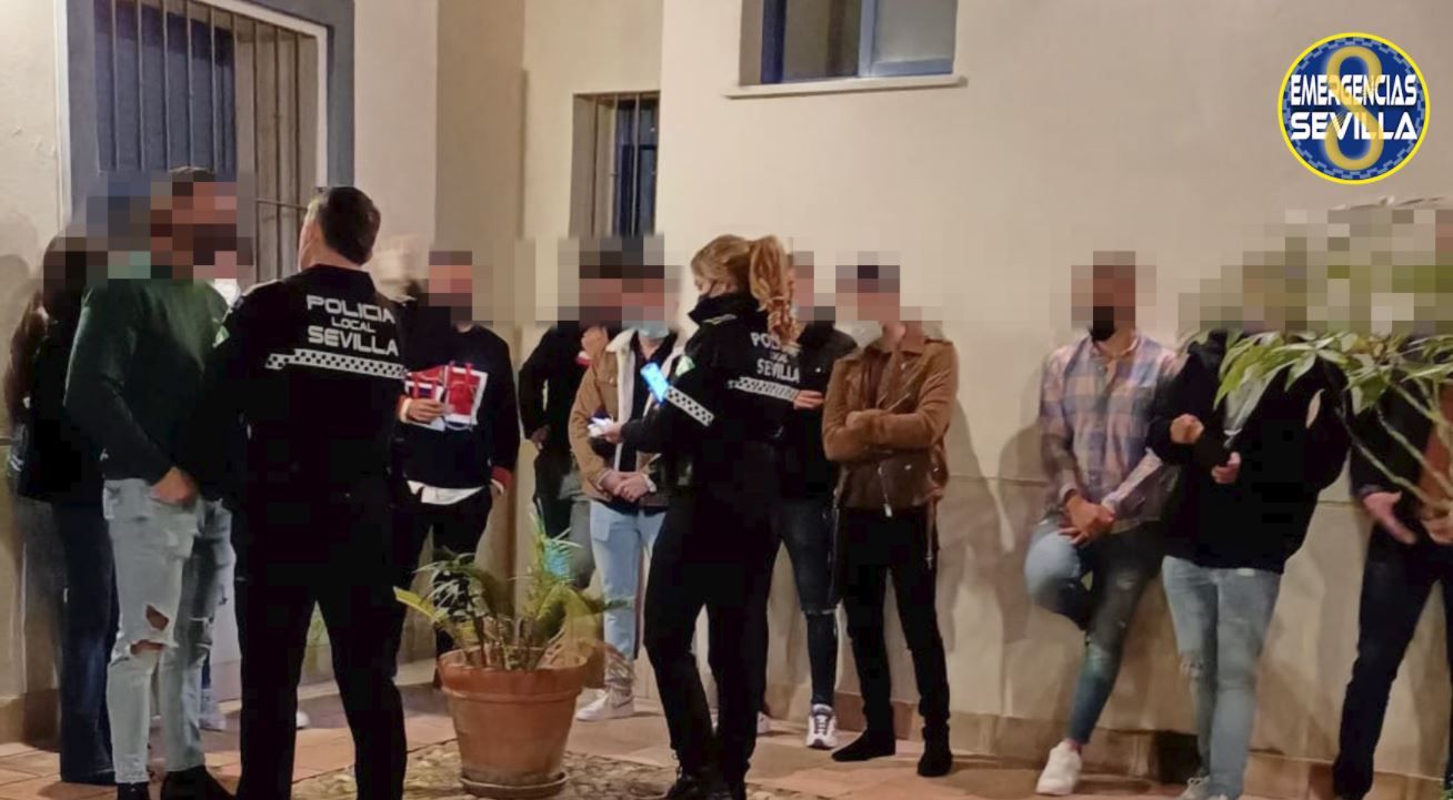 La Policía Local desaloja una vivienda alquilada donde se celebraba una fiesta ilegal en Sevilla.