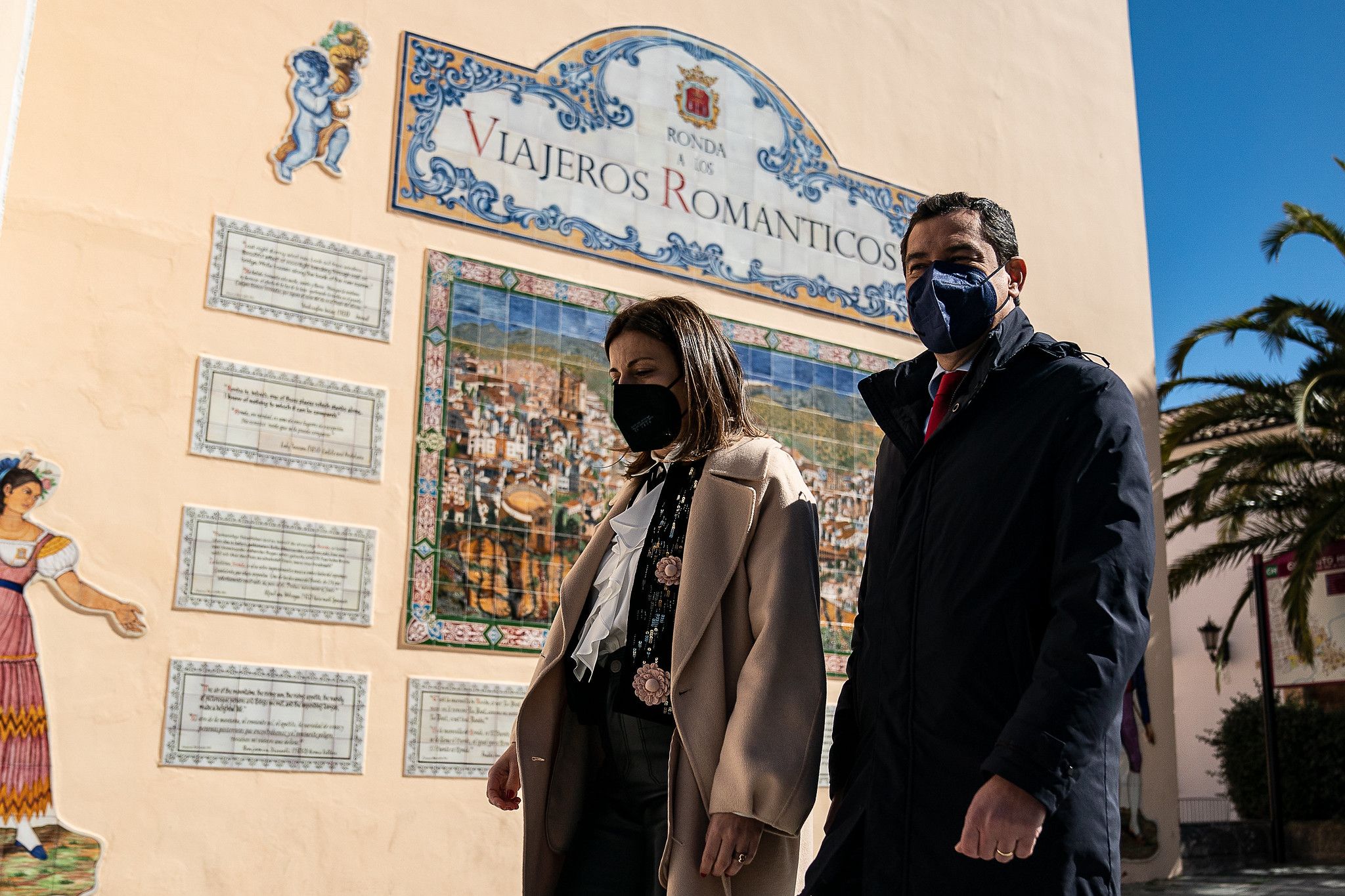 Moreno Bonilla, en Ronda la pasada semana, donde celebró el último Consejo de Gobierno, junto a la alcaldesa de la localidad malagueña, María de la Paz Fernández (PP). JUNTA DE ANDALUCÍA
