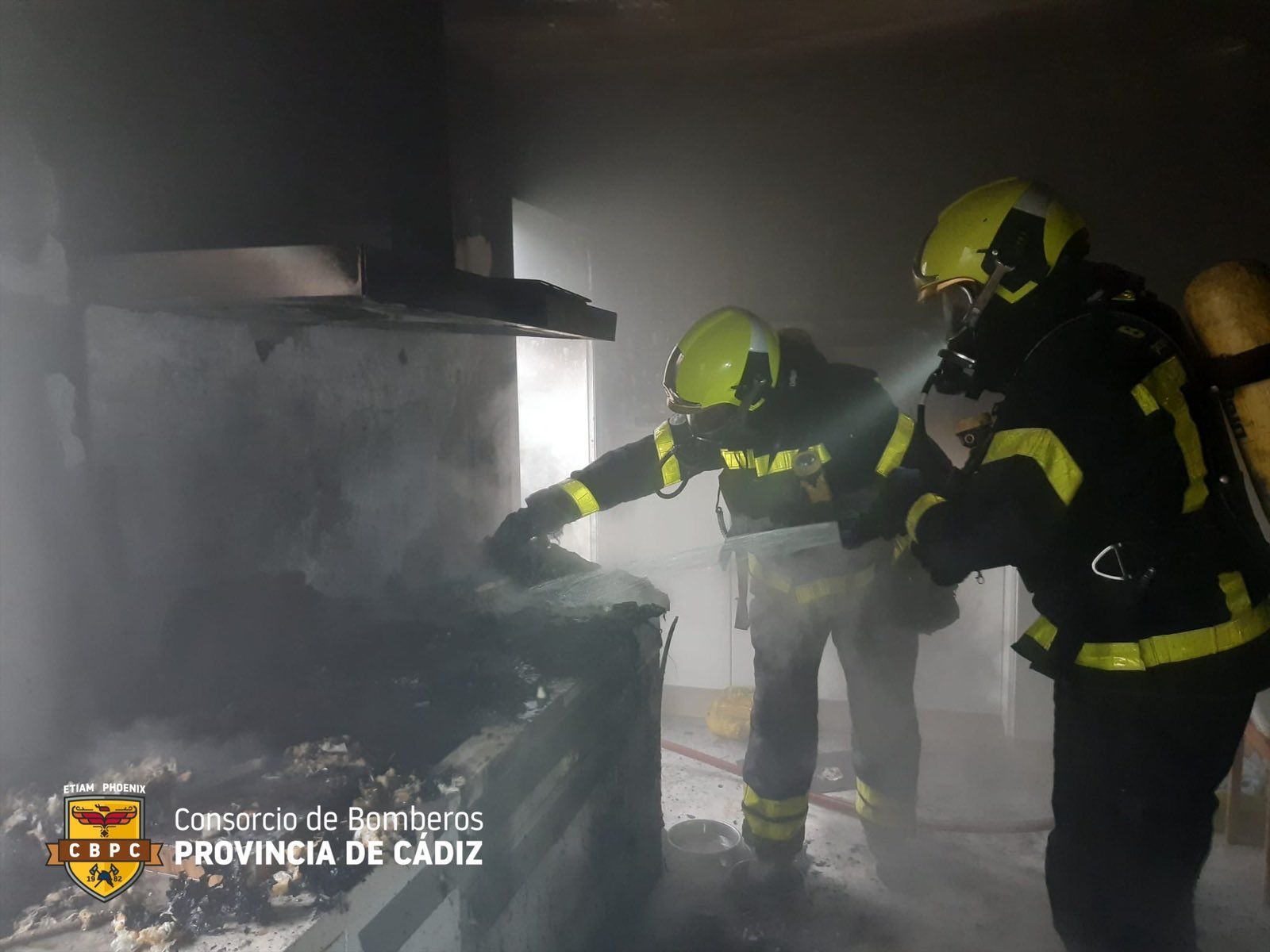 El incendio se ha originado en la cocina y se ha producido al prenderse fuego la freidora.