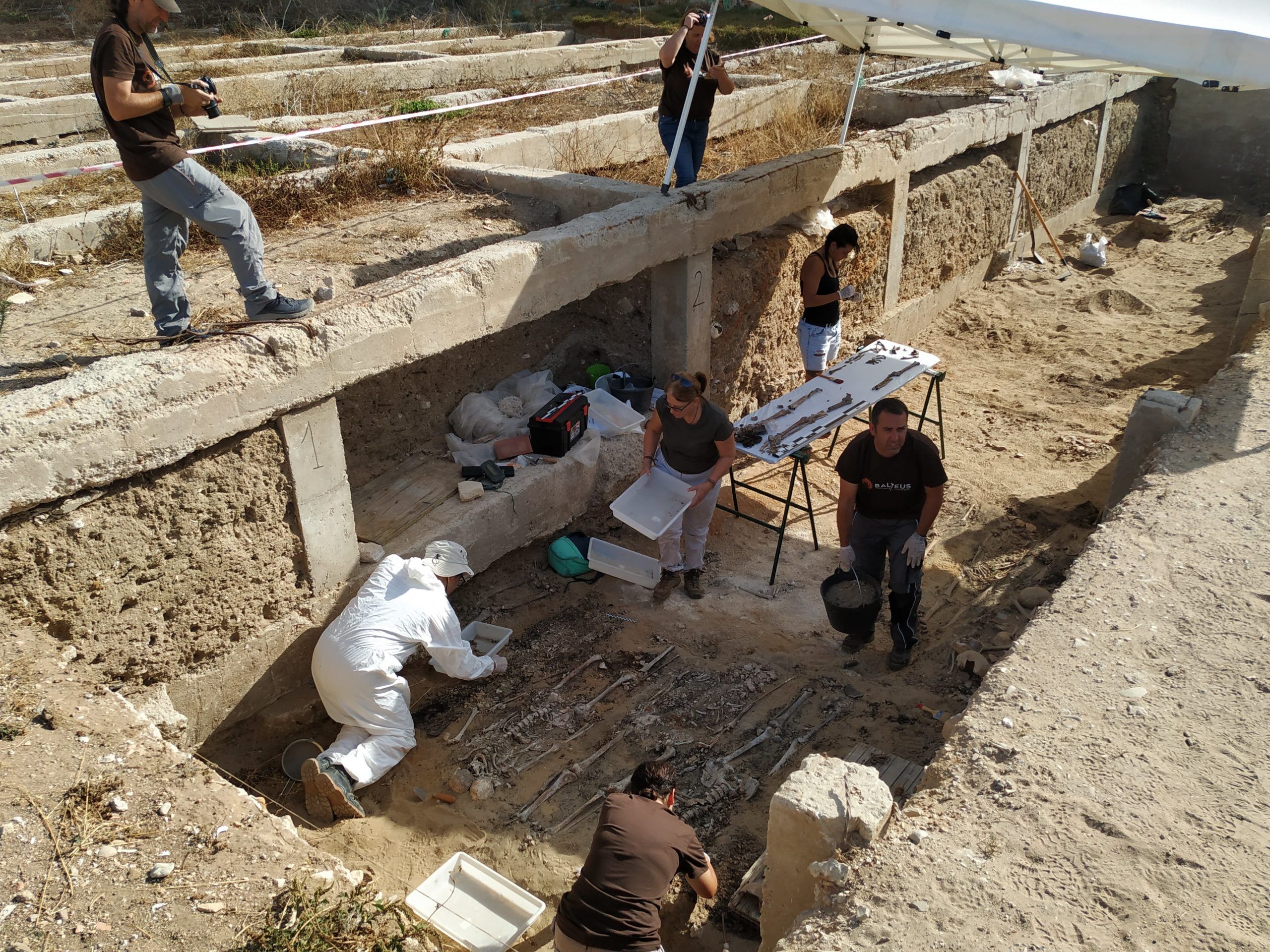 Trabajos de exhumación en el cementerio de San José de Cádiz.