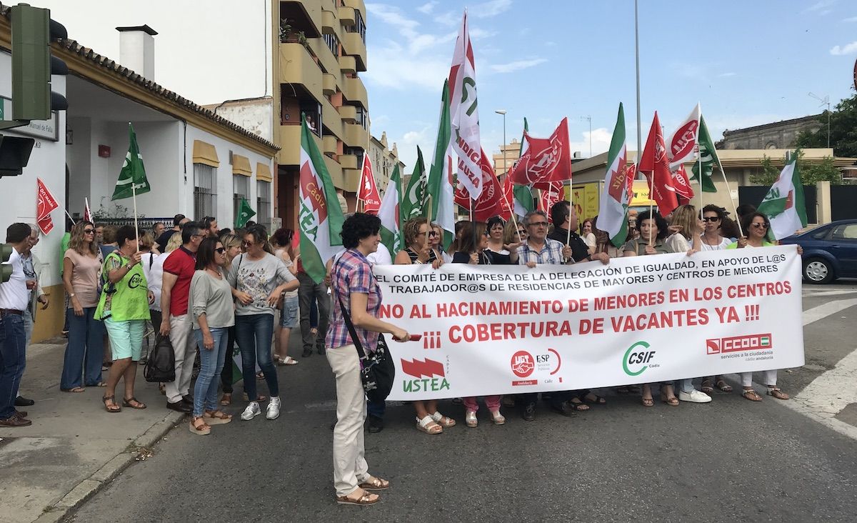 Un momento de la manifestación de los trabajadores del centro de menores de Jerez. FOTO: LAVOZDELSUR.ES.