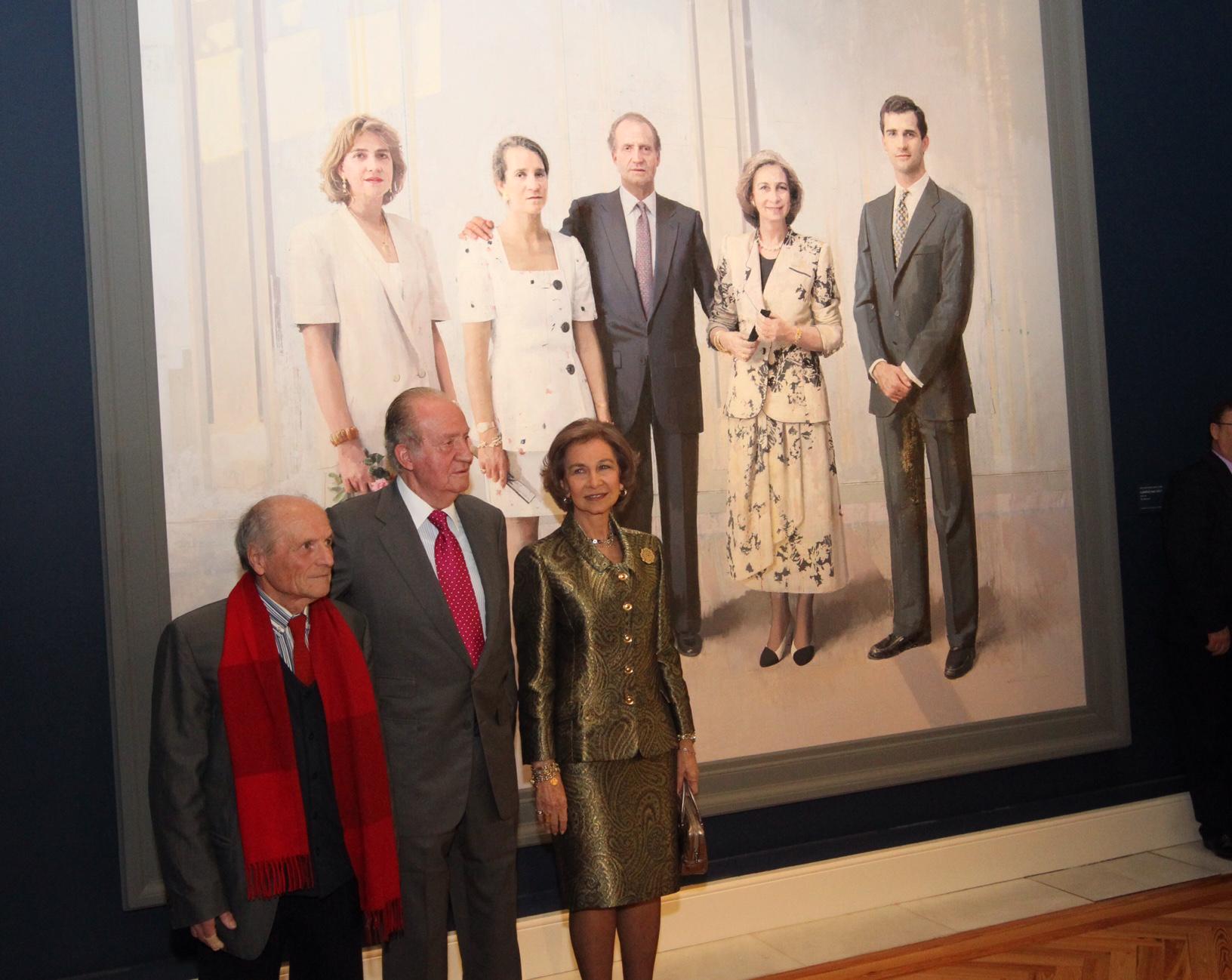 Juan Carlos I y Sofía, con el pintor Antonio López junto al retrato de familia.  