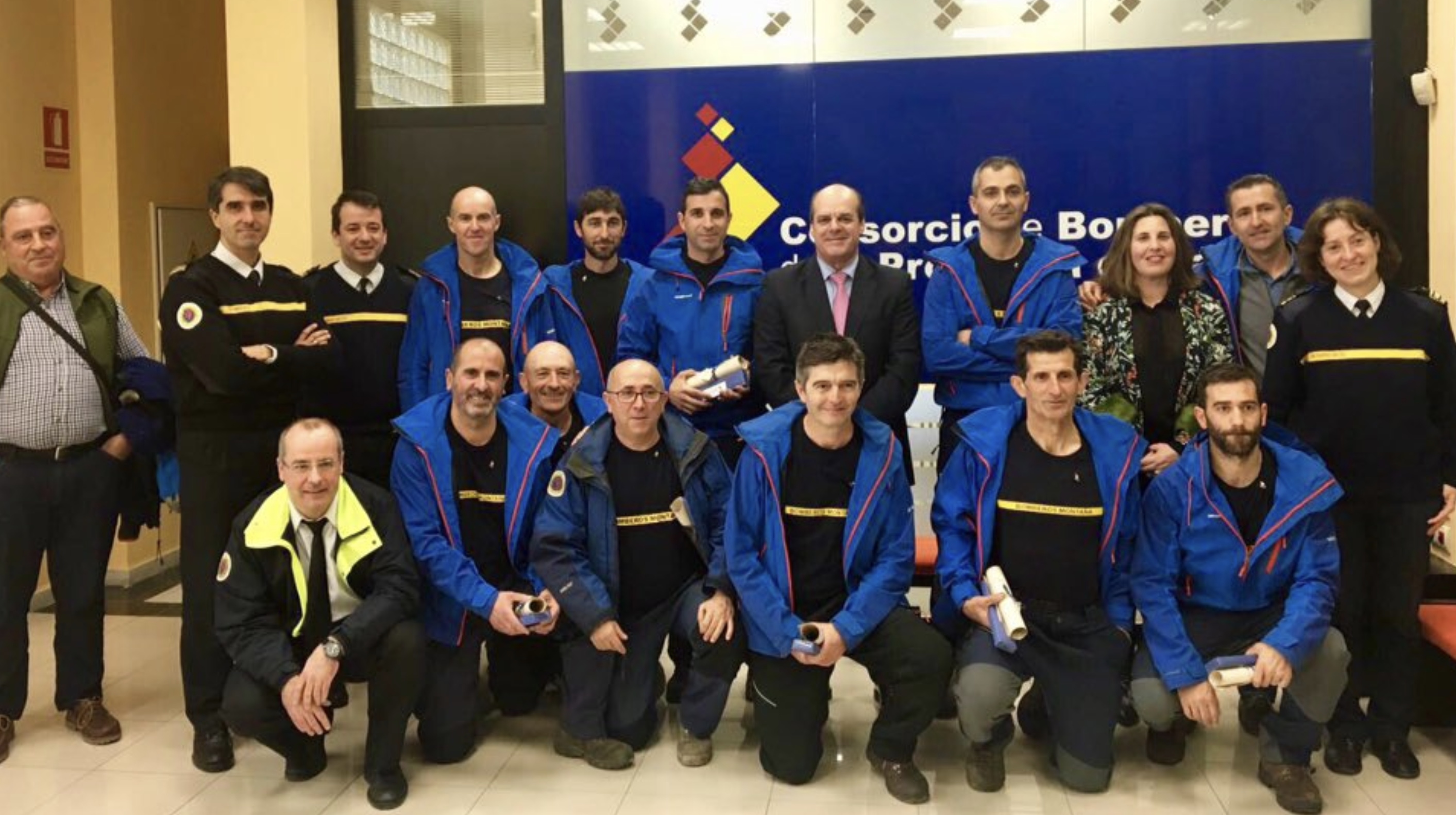 Foto de familia del cargos del CPBC, con su presidente Francisco Vaca a la cabeza, y el Grupo de Rescate de Montaña, en un reconocimiento del Consorcio a este grupo en 2018.